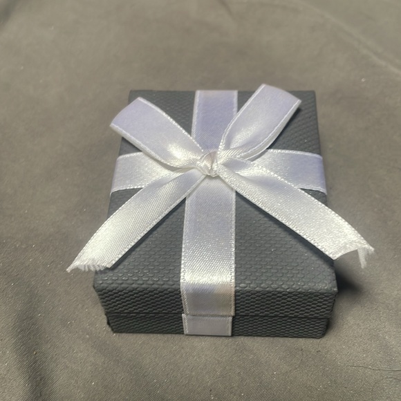 Silver Hoop Earrings never warn - Picture 2 of 3